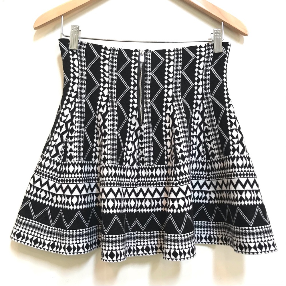 Atmosphere Black White Mini Skirt (M)